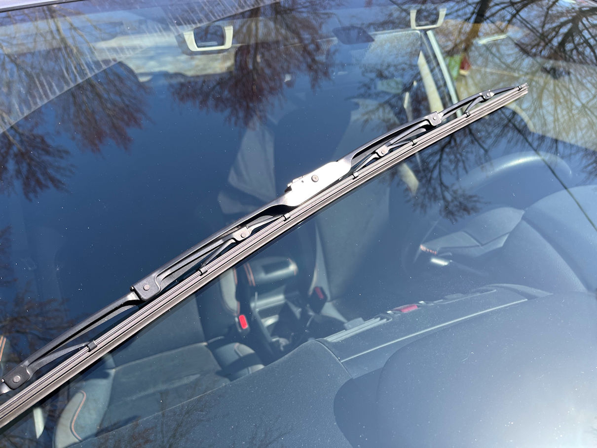 New windshield wiper arm